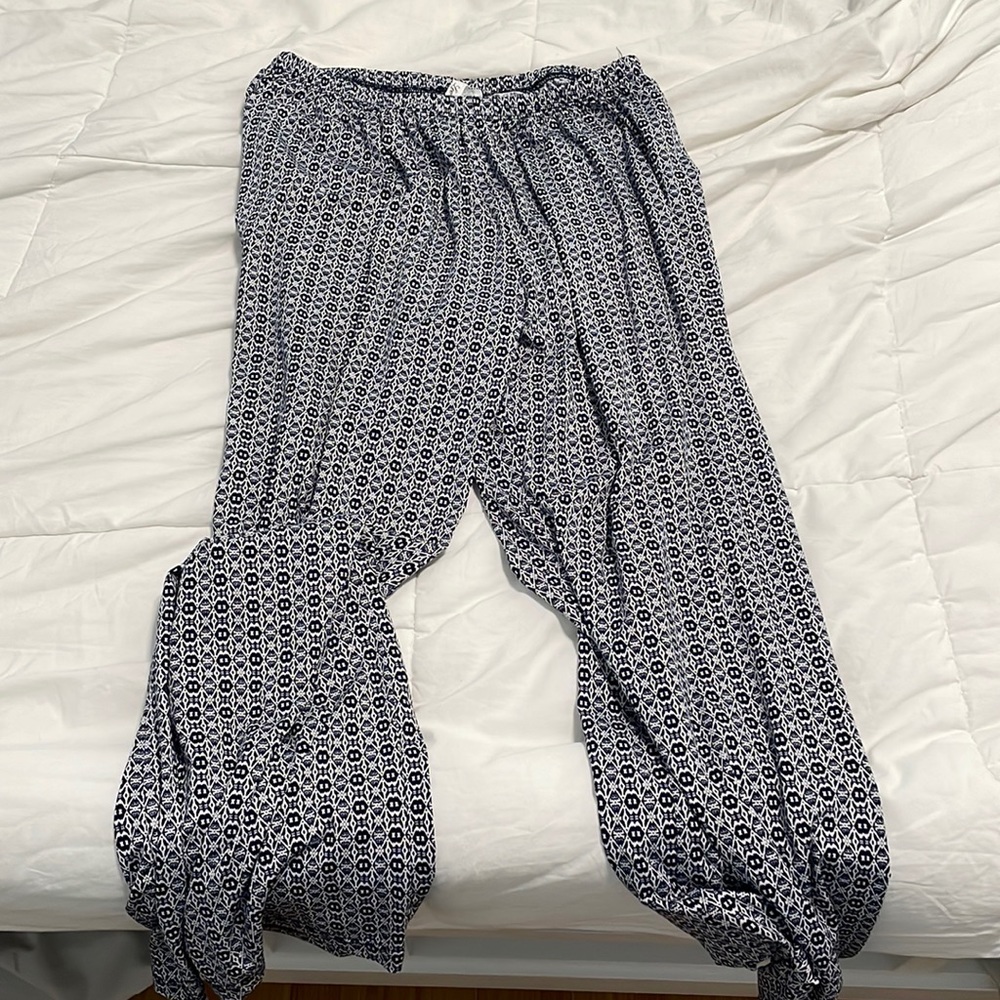 Beautiful design yoga pants. Perfect for a girls night out!